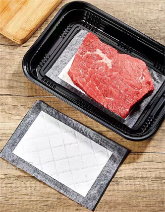 现站图片：黑色生鲜托盘中的肉类及吸水垫